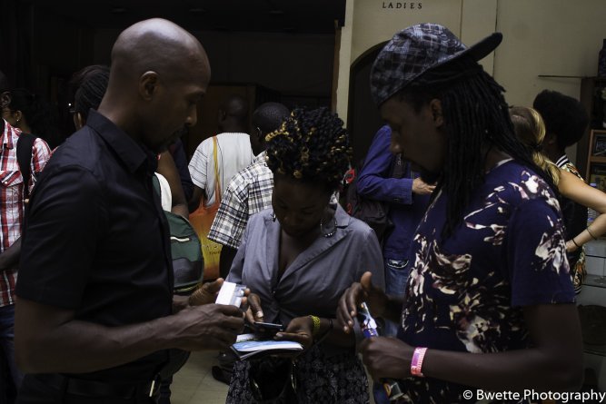 Bashir Lukyamuzi (R) talks to Hollywood-based Ugandan actor Ntare Mwine